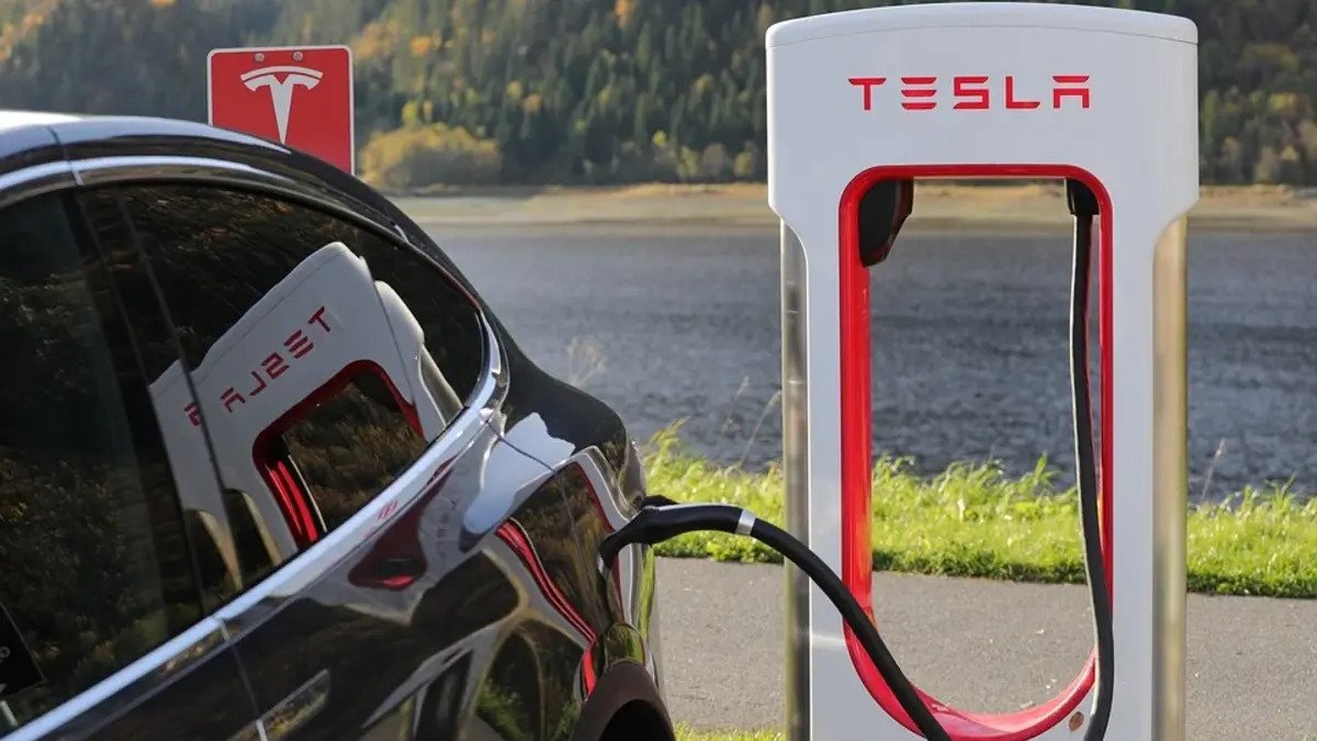How Long Does a Tesla Battery Last?